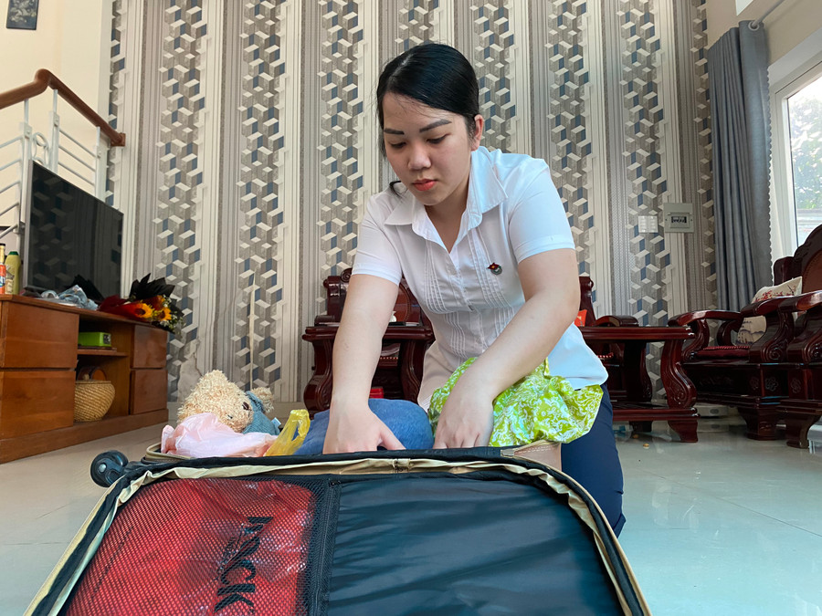 Ngô Thị Quỳnh Trang đang chuẩn bị đồ đạc trước khi lên đường nhập ngũ. Ngô Thị Quỳnh Trang đang chuẩn bị đồ đạc trước khi lên đường nhập ngũ.