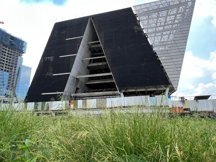 Mặt sau của công trình cỏ mọc um tùm. Mặt sau của công trình cỏ mọc um tùm.