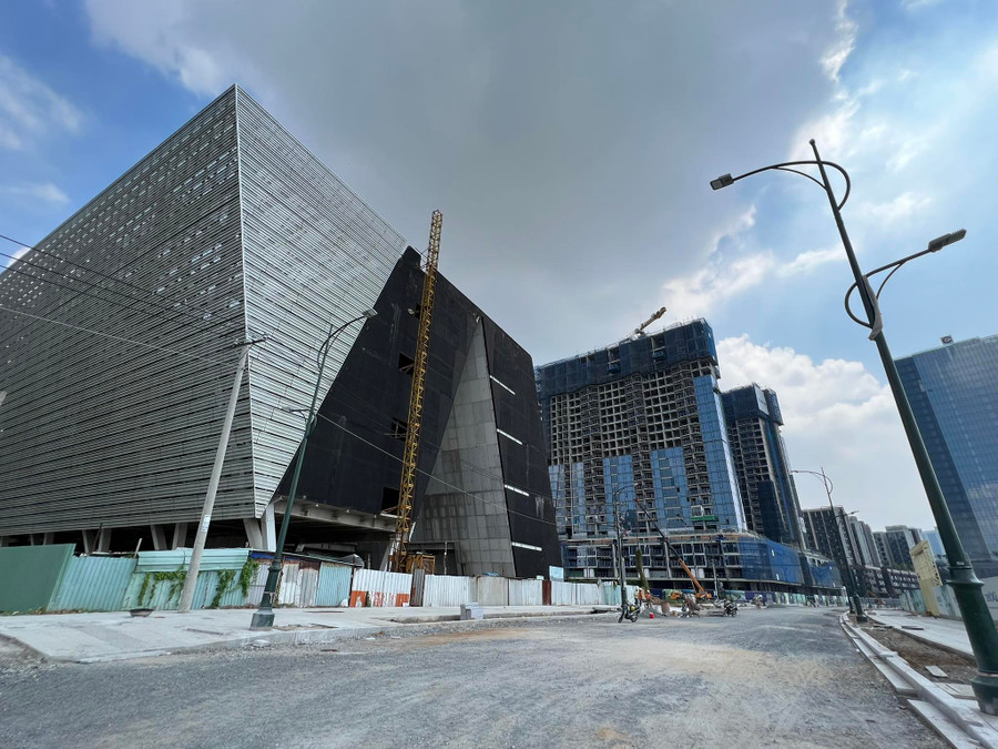 Dự án Trung tâm triển lãm quy hoạch TPHCM nằm im bất động bên cạnh cụm công trường đang tấp nập thi công. Dự án Trung tâm triển lãm quy hoạch TPHCM nằm im bất động bên cạnh cụm công trường đang tấp nập thi công.