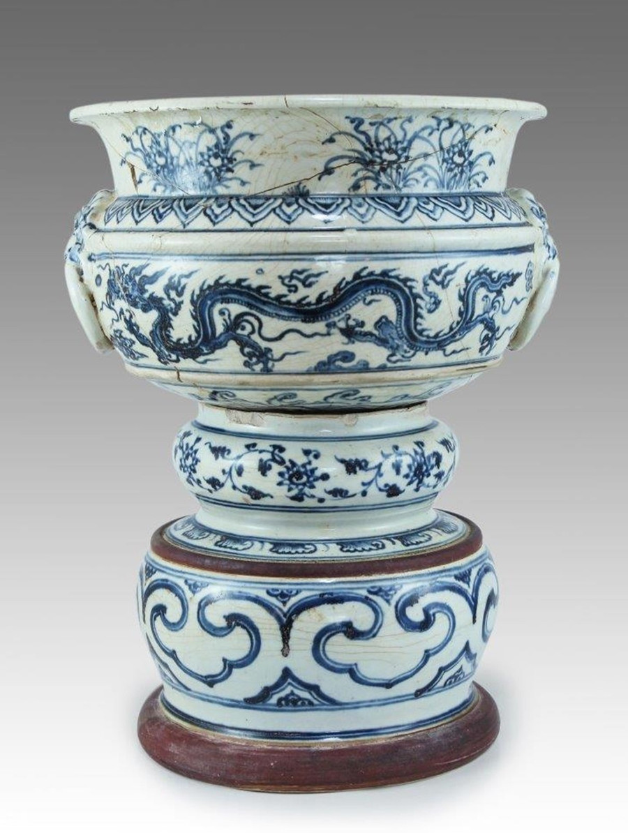 Lư hương gốm hoa lam thế kỷ 15.