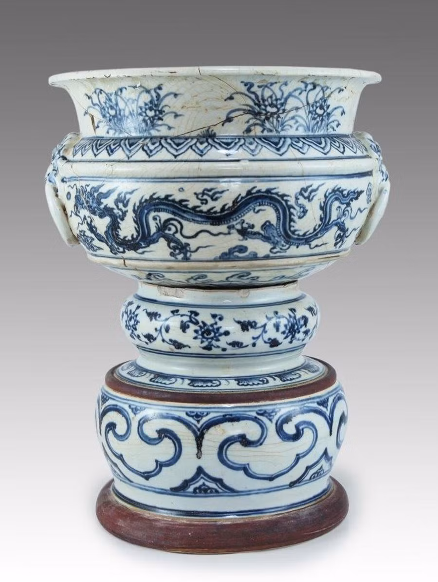 Lư hương gốm hoa lam thế kỷ 15.