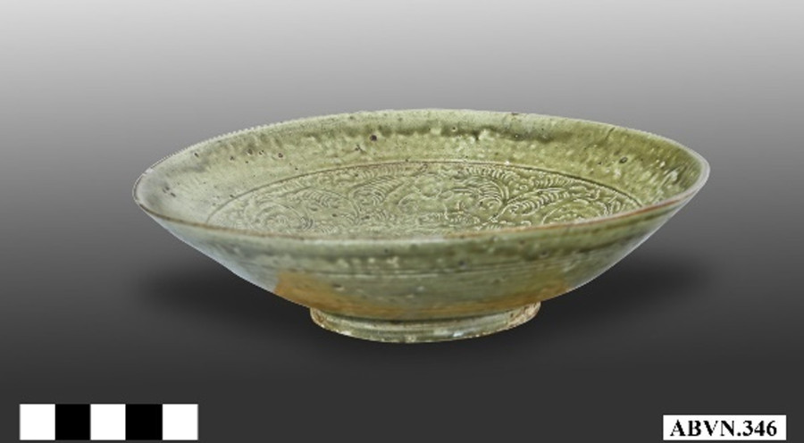 Đĩa gốm men ngọc thời Lý.