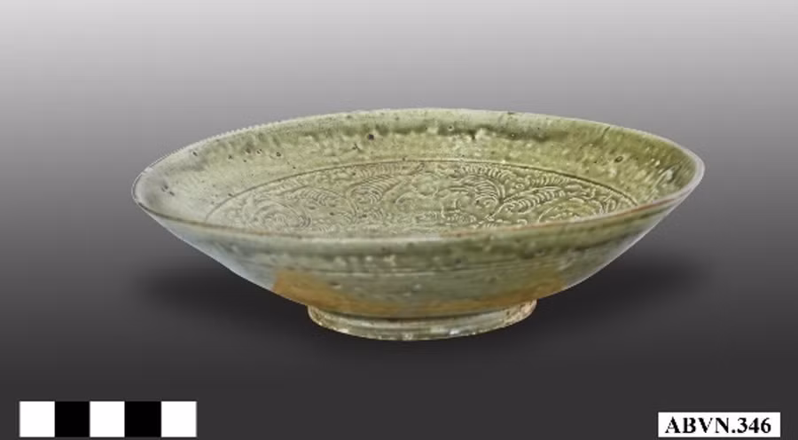 Đĩa gốm men ngọc thời Lý.