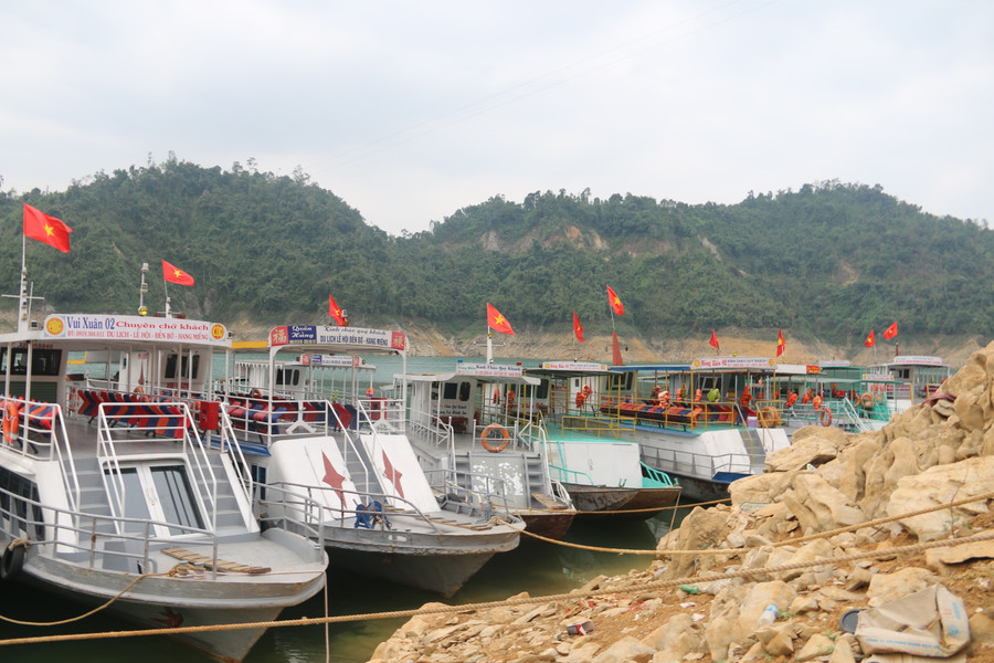 Cơ quan chức năng đã kiểm tra, xử phạt gần 170 tàu, thuyền chở khách không đảm bảo điều kiện về đăng ký, đăng kiểm. Cơ quan chức năng đã kiểm tra, xử phạt gần 170 tàu, thuyền chở khách không đảm bảo điều kiện về đăng ký, đăng kiểm.