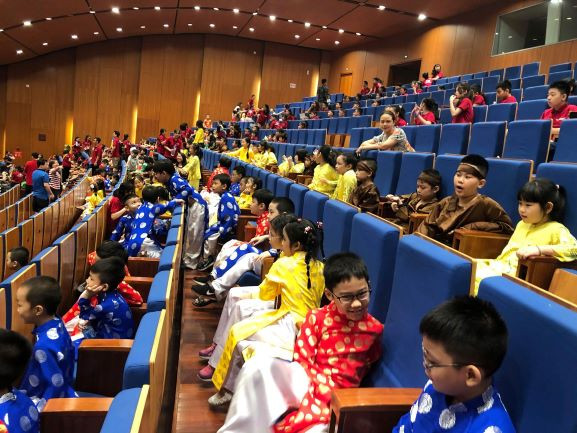 Các vũ công nhí trước gờ biểu diễn