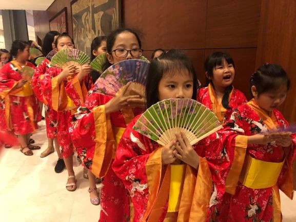 Vũ công nhí trong trang phục biểu diễn