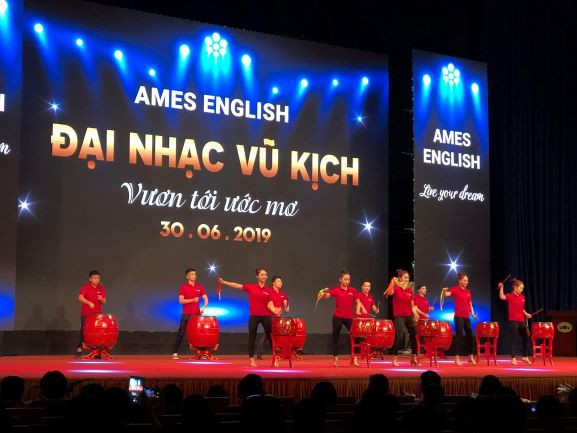 Tiết mục biểu diễn trống mở đầu cho đại nhạc vũ kịch “Vươn tới ước mơ”