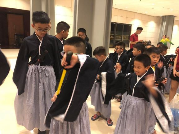 Học sinh chuẩn bị cho tiết mục Những chiến binh Samurai