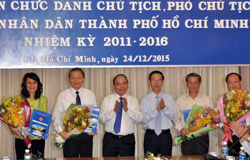 Phó thủ tướng Nguyễn Xuân Phúc kỳ vọng nhân sự mới của TP HCM sẽ đoàn kết, năng động, đổi mới để giúp thành phố phát triển. Ảnh: T.S ong-nguyen-thanh-phong-nhan-quyet-dinh-lam-chu-tich-ubnd-tp-hcm-1