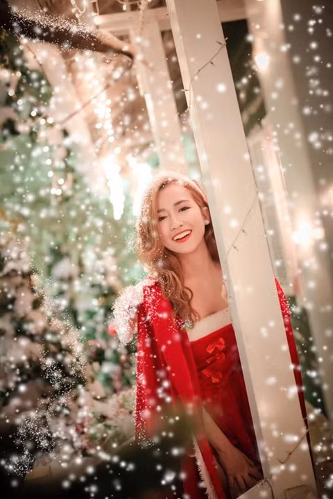 DJ Trang Moon gợi cảm trong sắc đỏ Noel - Ảnh 5 DJ Trang Moon gợi cảm trong sắc đỏ Noel - Ảnh 5