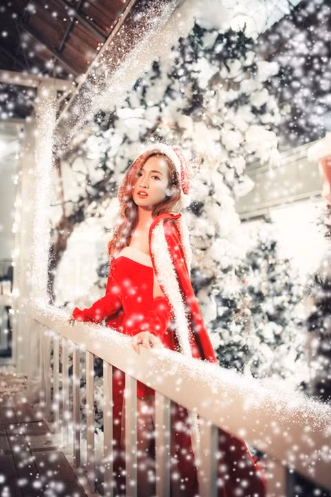 DJ Trang Moon gợi cảm trong sắc đỏ Noel - Ảnh 2 DJ Trang Moon gợi cảm trong sắc đỏ Noel - Ảnh 2