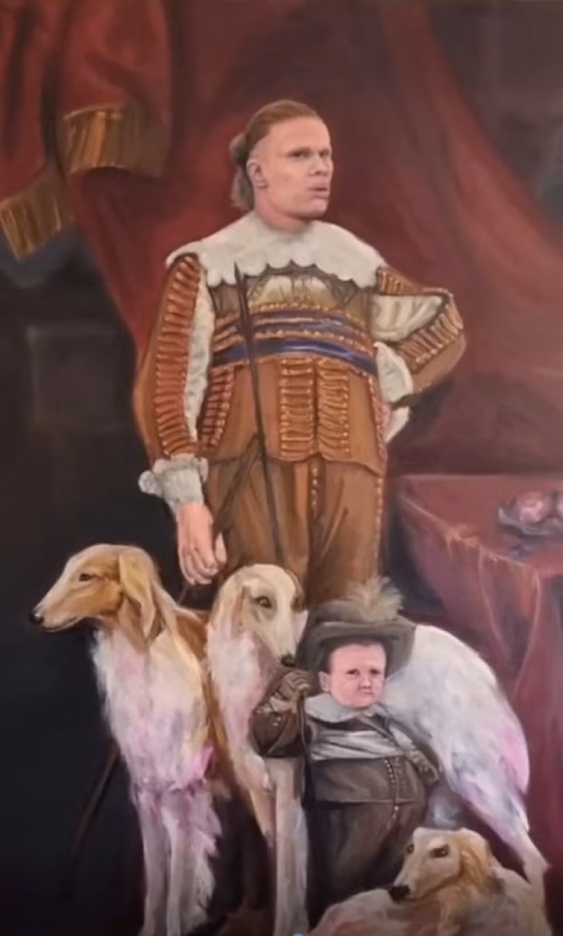 Haaland được ‘hoá thân’ đứng bên cạnh những chú chó săn.