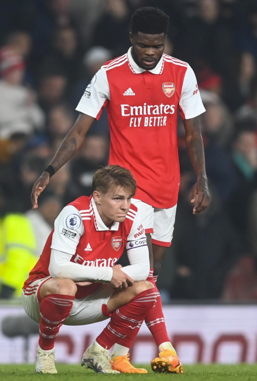 Martin Odegaard và Thomas Partey thất vọng dù đội nhà may mắn thoát thua Southampton.