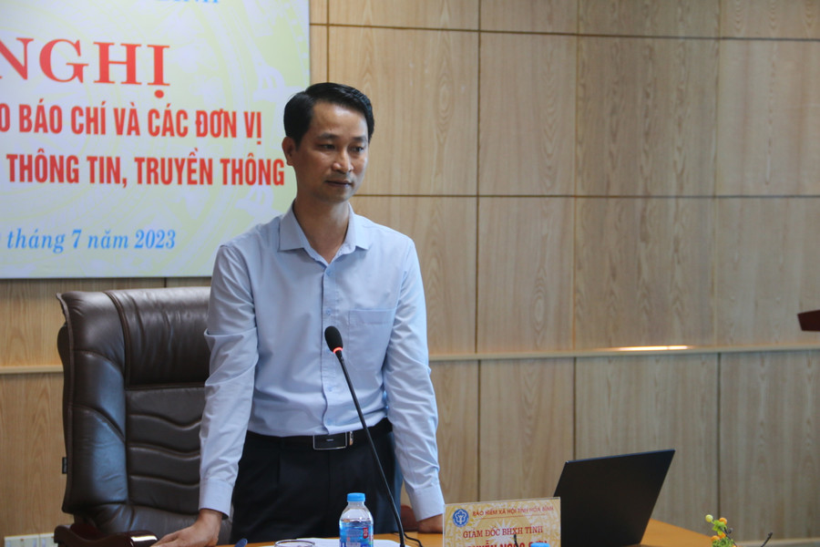 Ông Nguyễn Ngọc Sơn, Giám đốc BHXH tỉnh Hoà Bình phát biểu tại hội nghị.