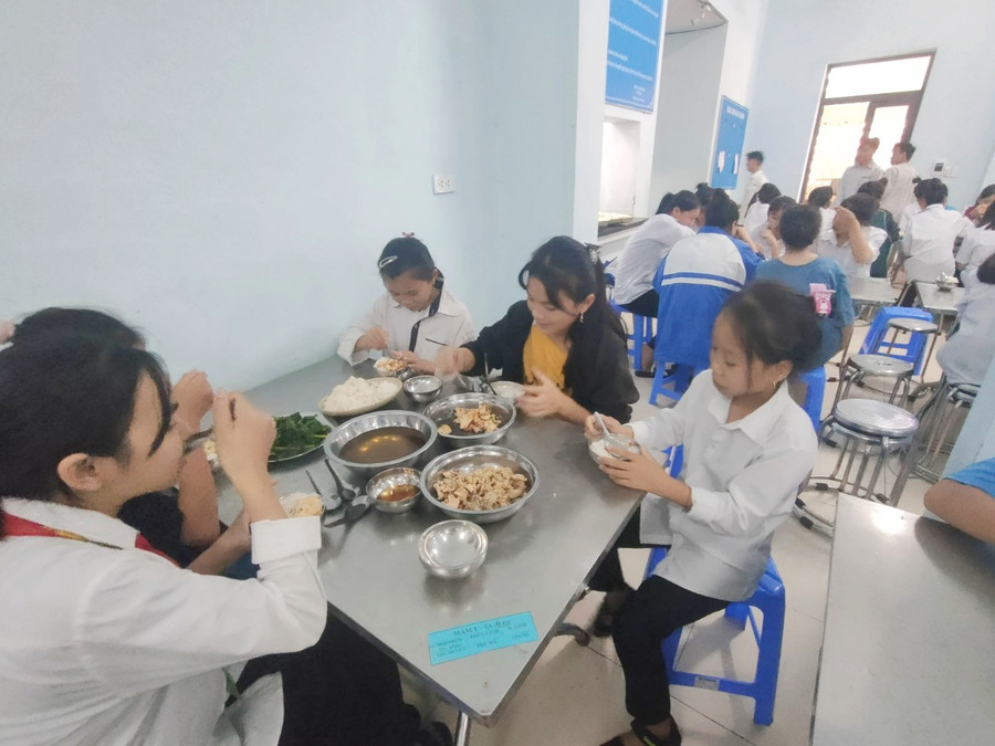 Bàn ăn, bát, đĩa sạch sẽ bảo đảm an toàn sức khoẻ cho học sinh. Bàn ăn, bát, đĩa sạch sẽ bảo đảm an toàn sức khoẻ cho học sinh.