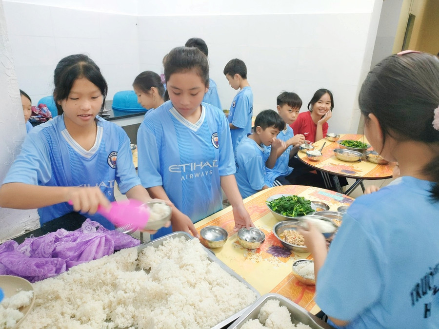 Học sinh trong giờ ăn cơm. Học sinh trong giờ ăn cơm.