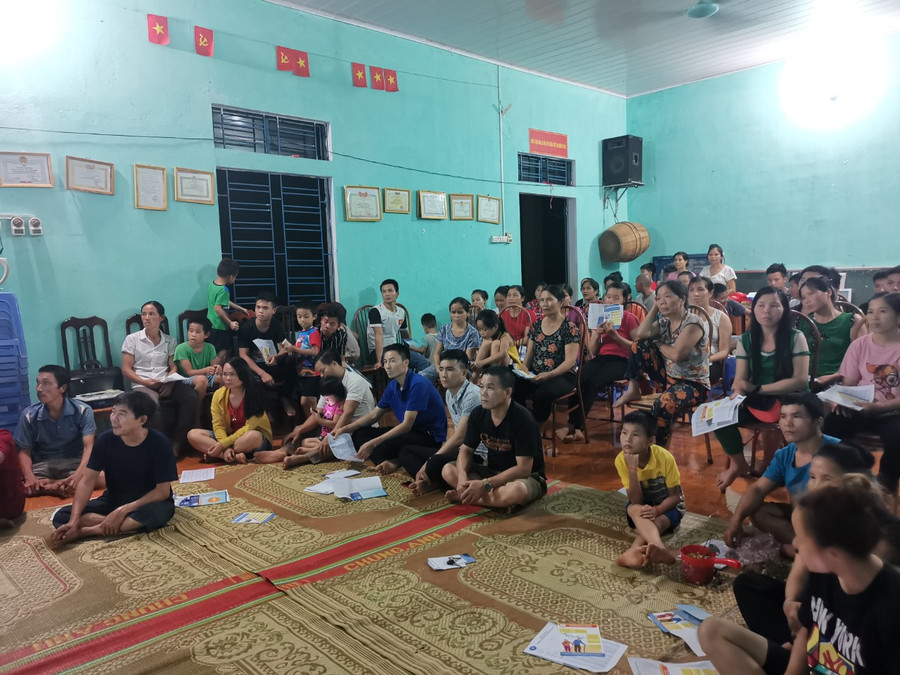 Một buổi truyền thông về chính sách bảo hiểm cho người dân. Một buổi truyền thông về chính sách bảo hiểm cho người dân.