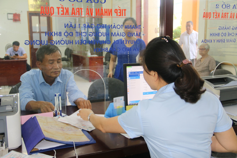 Người dân đến đăng ký tham gia Bảo hiểm.