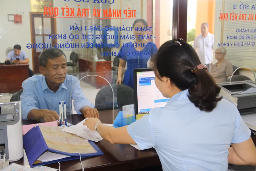 Người dân đến đăng ký tham gia Bảo hiểm.