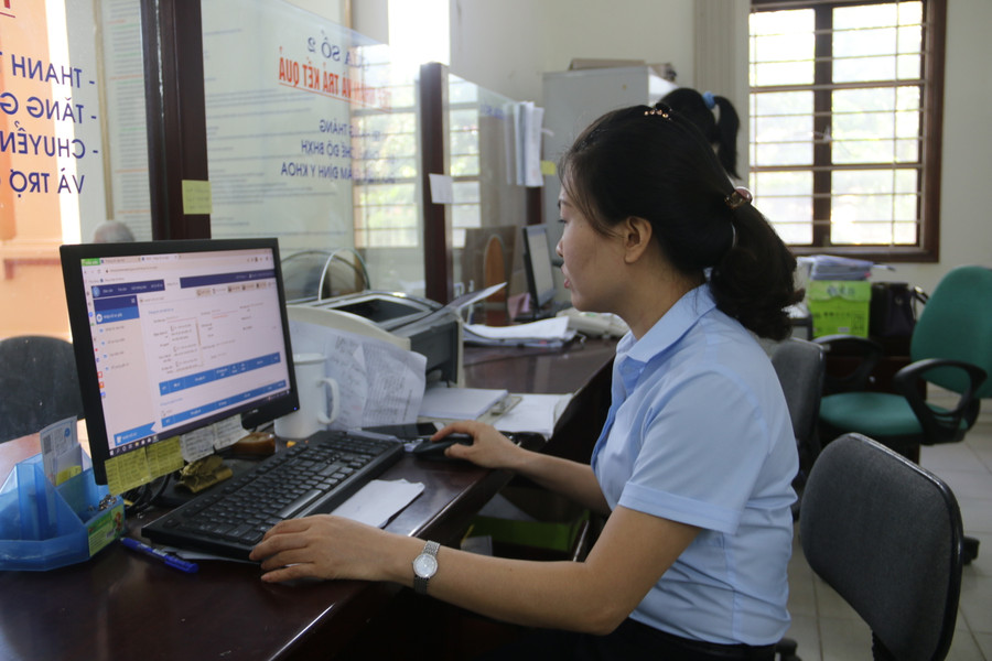 Cán bộ, nhân viên bảo hiểm thực hiện tác phong làm việc theo hướng chuyên nghiệp. Cán bộ, nhân viên bảo hiểm thực hiện tác phong làm việc theo hướng chuyên nghiệp.