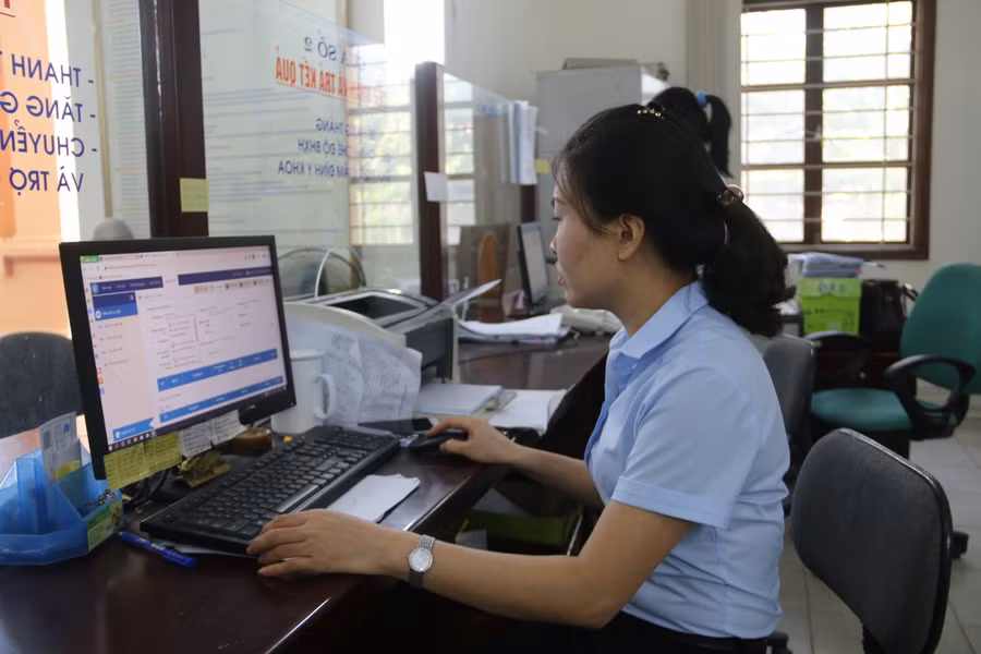 Cán bộ, nhân viên bảo hiểm thực hiện tác phong làm việc theo hướng chuyên nghiệp.