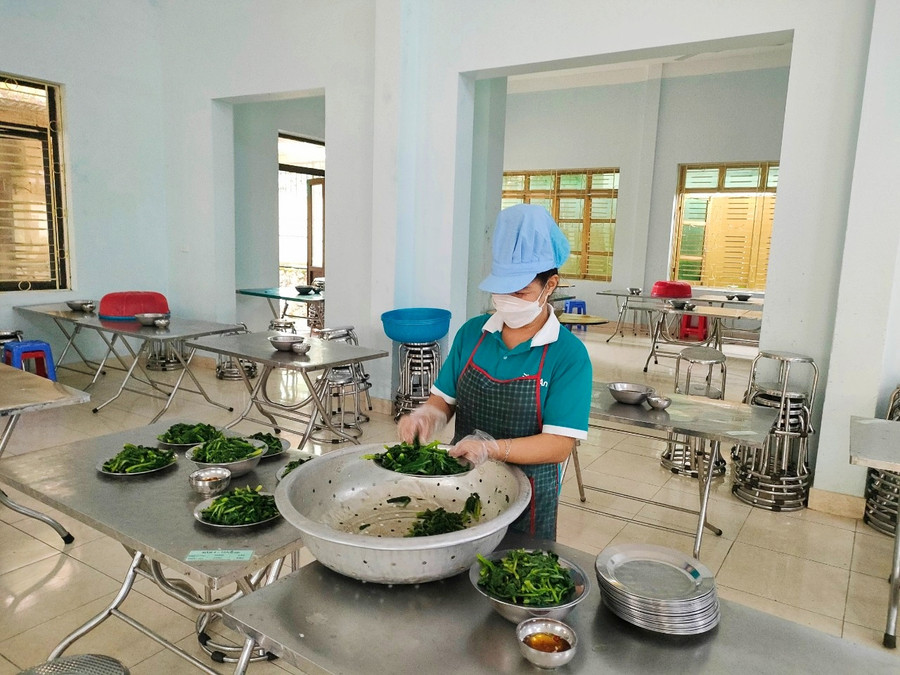 Sau khi chế biến thức ăn, nhân viên nhà bếp bày biện lên đĩa cho học sinh. Sau khi chế biến thức ăn, nhân viên nhà bếp bày biện lên đĩa cho học sinh.