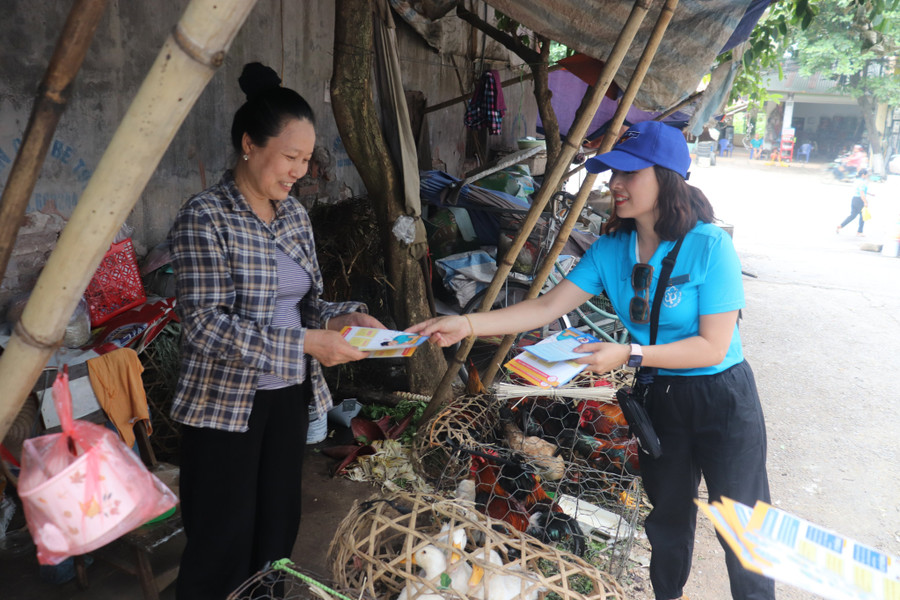 Cán bộ BHXH tỉnh Hoà Bình xuống cơ sở tuyên truyền người dân tham gia bảo hiểm.