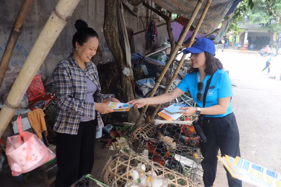 Cán bộ BHXH tỉnh Hoà Bình xuống cơ sở tuyên truyền người dân tham gia bảo hiểm.