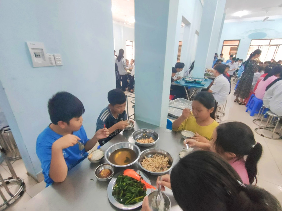 Một bữa ăn của học sinh. Một bữa ăn của học sinh.