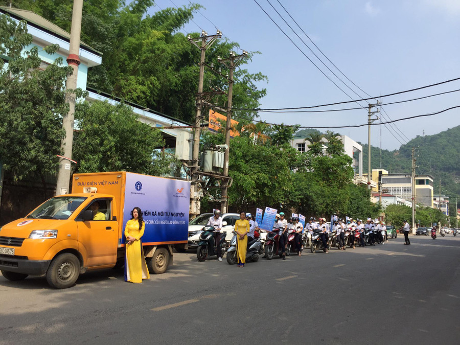 BHXH tỉnh Hoà Bình luôn chú trọng công tác tuyên truyền về chính sách bảo hiểm tới người dân. BHXH tỉnh Hoà Bình luôn chú trọng công tác tuyên truyền về chính sách bảo hiểm tới người dân.