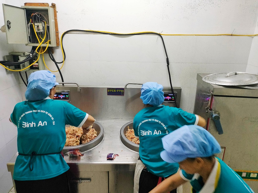 Nhân viên nhà bếp Trường PTDT Nội trú THCS – THPT huyện Mai Sơn đang chế biến thức ăn cho học sinh. Nhân viên nhà bếp Trường PTDT Nội trú THCS – THPT huyện Mai Sơn đang chế biến thức ăn cho học sinh.