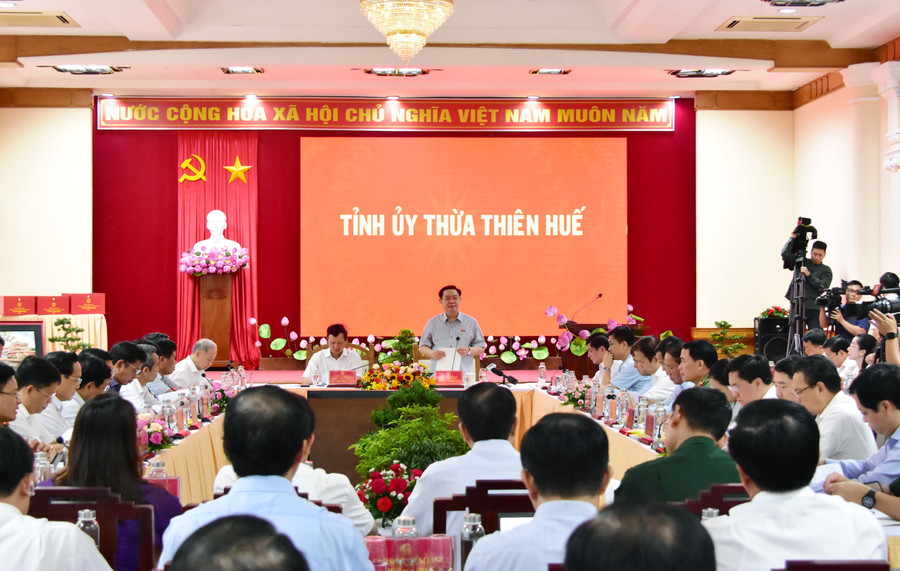 Quang cảnh buổi làm việc của Chủ tịch Quốc hội với Ban Thường vụ Tỉnh ủy Thừa Thiên - Huế. Quang cảnh buổi làm việc của Chủ tịch Quốc hội với Ban Thường vụ Tỉnh ủy Thừa Thiên - Huế.