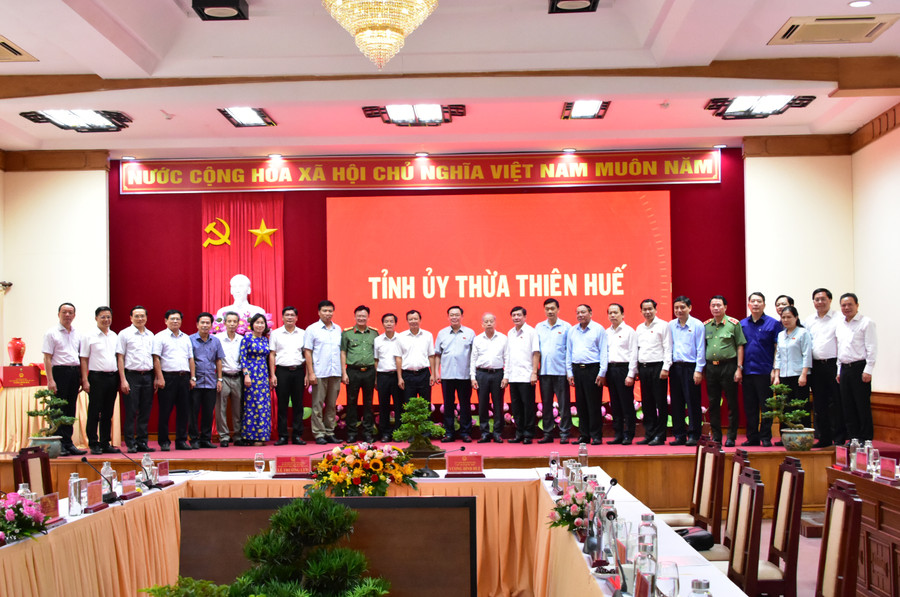 Chủ tịch Quốc hội Vương Đình Huệ cùng đại diện các cơ quan, ban, ngành ở Trung ương và lãnh đạo tỉnh Thừa Thiên - Huế chụp ảnh lưu niệm. Chủ tịch Quốc hội Vương Đình Huệ cùng đại diện các cơ quan, ban, ngành ở Trung ương và lãnh đạo tỉnh Thừa Thiên - Huế chụp ảnh lưu niệm.
