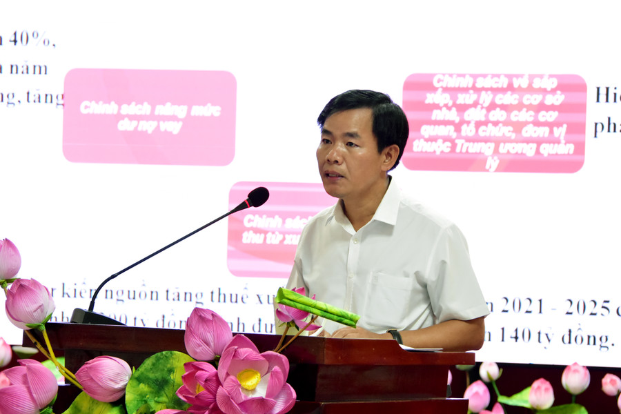 Chủ tịch UBND tỉnh Thừa Thiên - Huế Nguyễn Văn Phương báo cáo những kết quả đạt được của địa phương tại buổi làm việc. Chủ tịch UBND tỉnh Thừa Thiên - Huế Nguyễn Văn Phương báo cáo những kết quả đạt được của địa phương tại buổi làm việc.