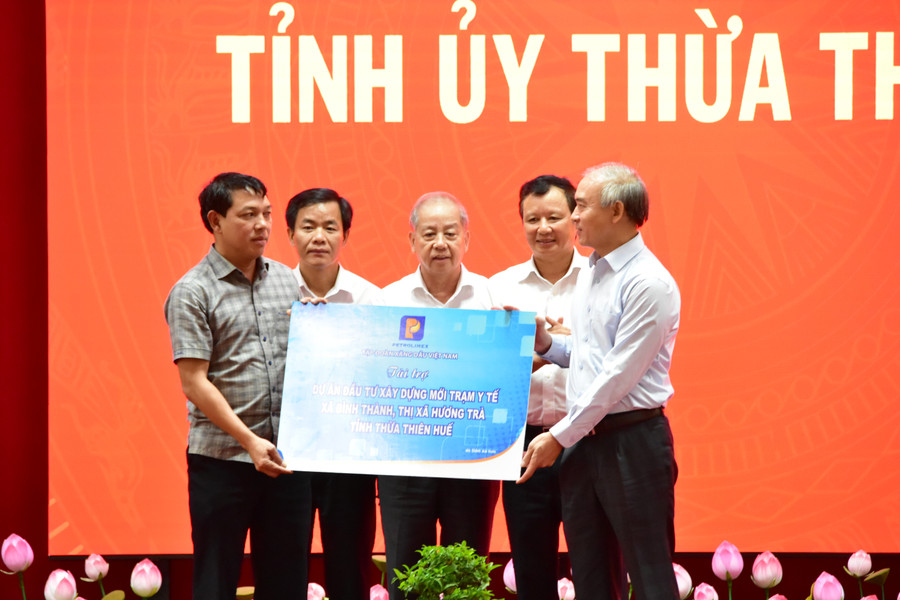 Tập đoàn xăng dầu Việt Nam trao kinh phí tặng Dự án đầu tư xây dựng mới Trạm Y tế xã Bình Thành, thị xã Hương Trà. Tập đoàn xăng dầu Việt Nam trao kinh phí tặng Dự án đầu tư xây dựng mới Trạm Y tế xã Bình Thành, thị xã Hương Trà.