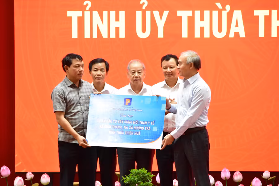 Tập đoàn xăng dầu Việt Nam trao kinh phí tặng Dự án đầu tư xây dựng mới Trạm Y tế xã Bình Thành, thị xã Hương Trà.