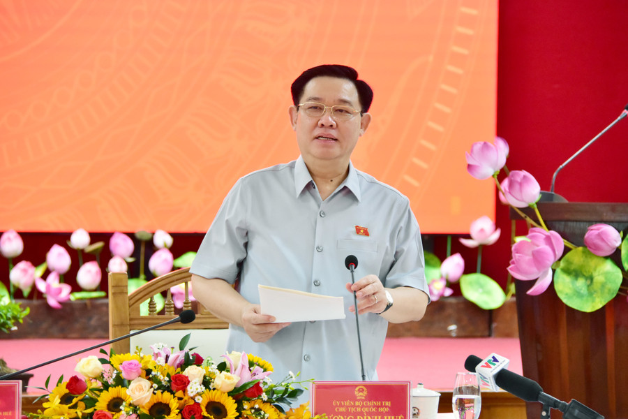 Chủ tịch Quốc hội Vương Đình Huệ phát biểu tại buổi làm việc. Chủ tịch Quốc hội Vương Đình Huệ phát biểu tại buổi làm việc.