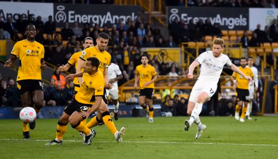Kevin de Bruyne liên tục bắn phá khung thành Wolves.
