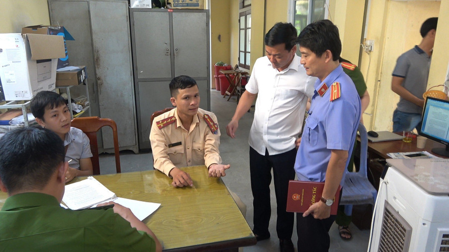 Lực lượng chức năng đã củng cố hồ sơ để xử lý nghiêm nhóm thiếu niên theo quy định pháp luật. (Ảnh: CACC). Lực lượng chức năng đã củng cố hồ sơ để xử lý nghiêm nhóm thiếu niên theo quy định pháp luật. (Ảnh: CACC).