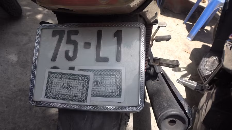 Chiếc xe máy của 4 thiếu niên điều khiển bị che biển số nhằm tránh sự phát hiện của lực lượng chức năng. (Ảnh: CACC).