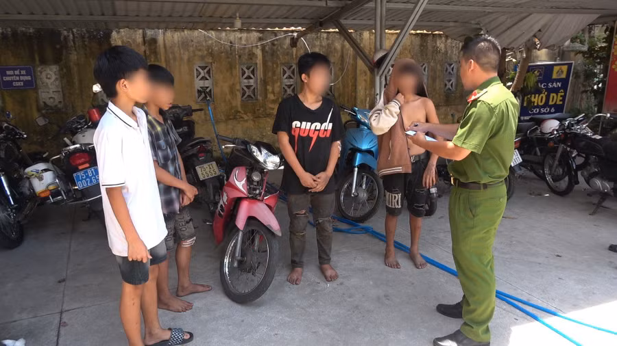 Công an làm việc với 4 thiếu niên trộm cắp xe máy và tông vào CSGT bỏ chạy. (Ảnh: CACC).