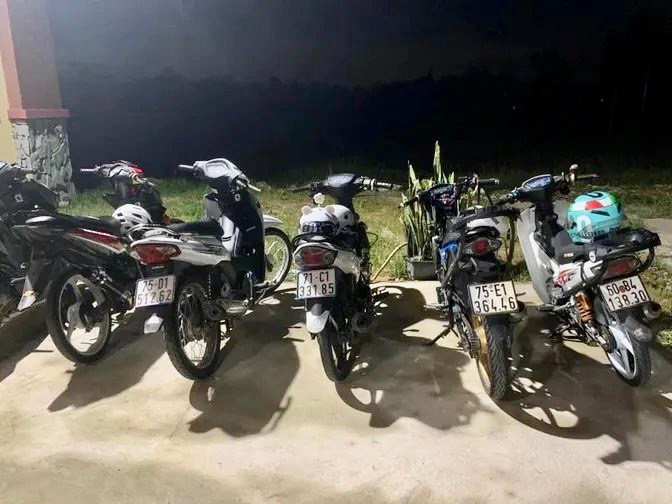 Xe máy mà nhóm thanh, thiếu niên lạng lách, đánh võng trên QL 1A. (Ảnh: A.P). Xe máy mà nhóm thanh, thiếu niên lạng lách, đánh võng trên QL 1A. (Ảnh: A.P).