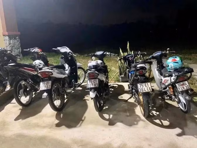 Xe máy mà nhóm thanh, thiếu niên lạng lách, đánh võng trên QL 1A. (Ảnh: A.P).