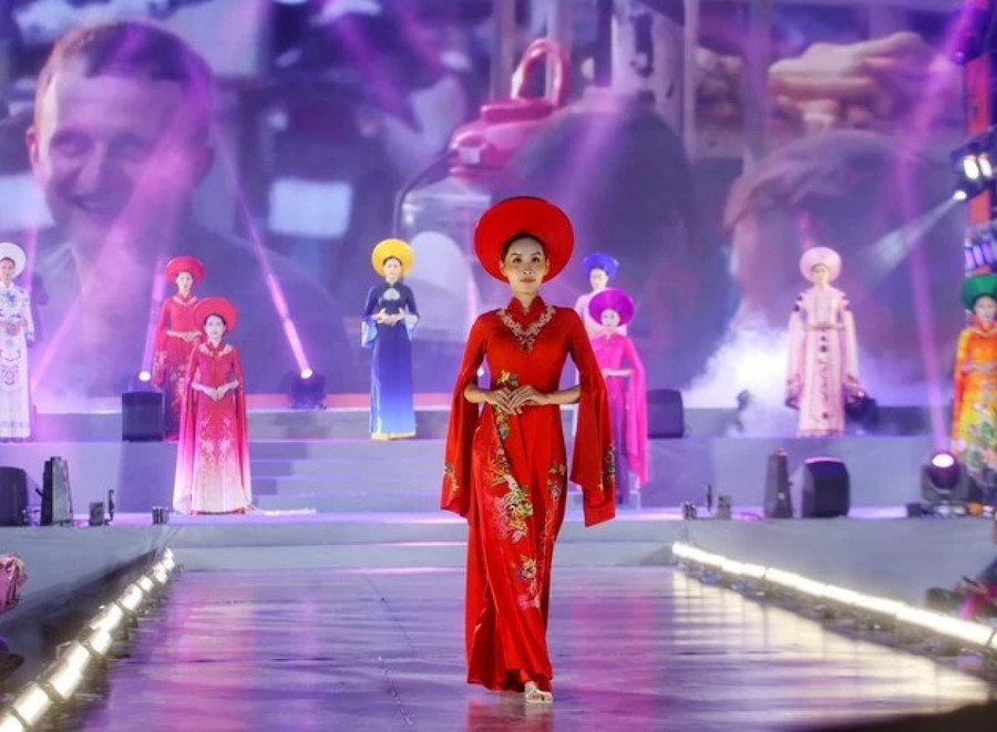 Sau lễ hội 2022, cuối tháng 10 sẽ diễn ra Lễ hội Áo dài du lịch Hà Nội 2023. Ảnh: ITN.