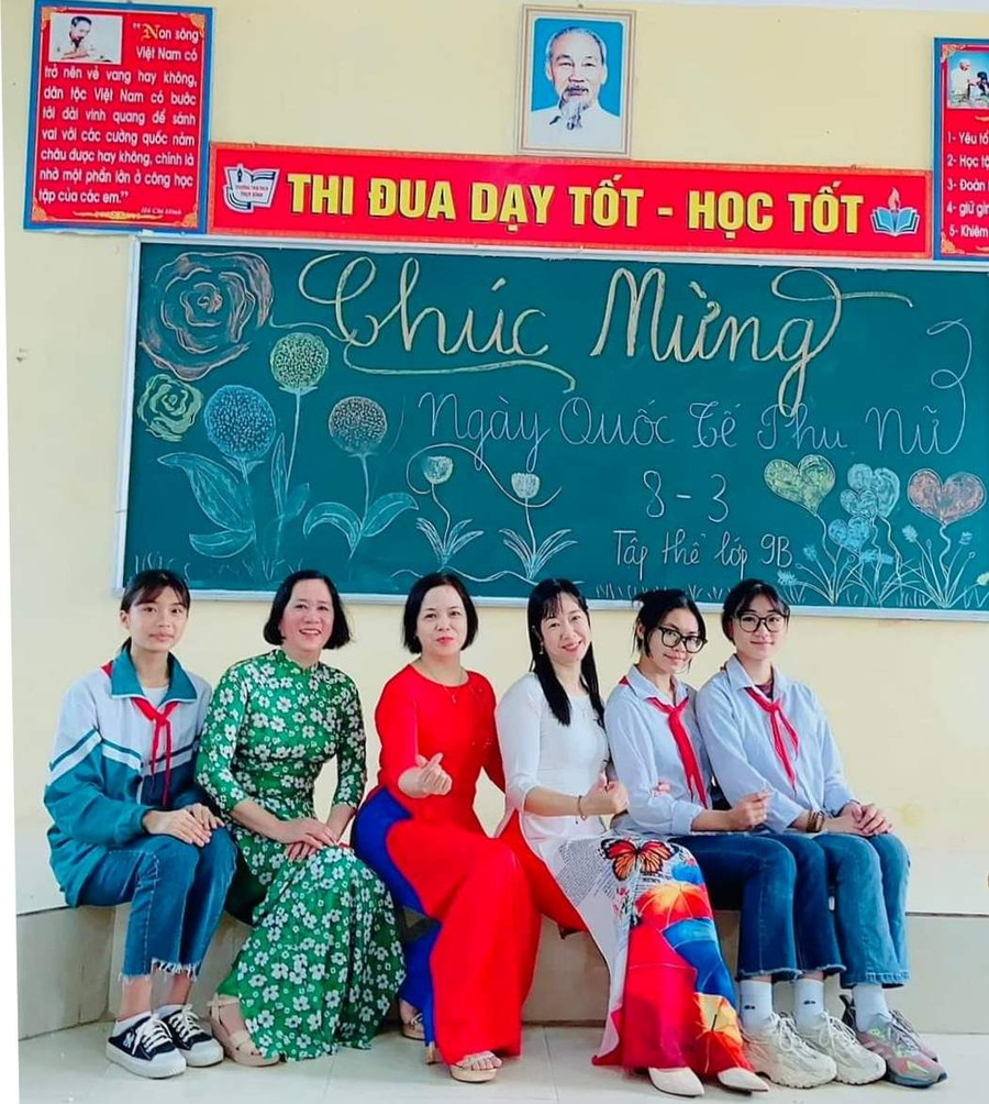 Học sinh thêm hứng thú khi các cô giáo mặc áo dài lên lớp. Ảnh: TB.