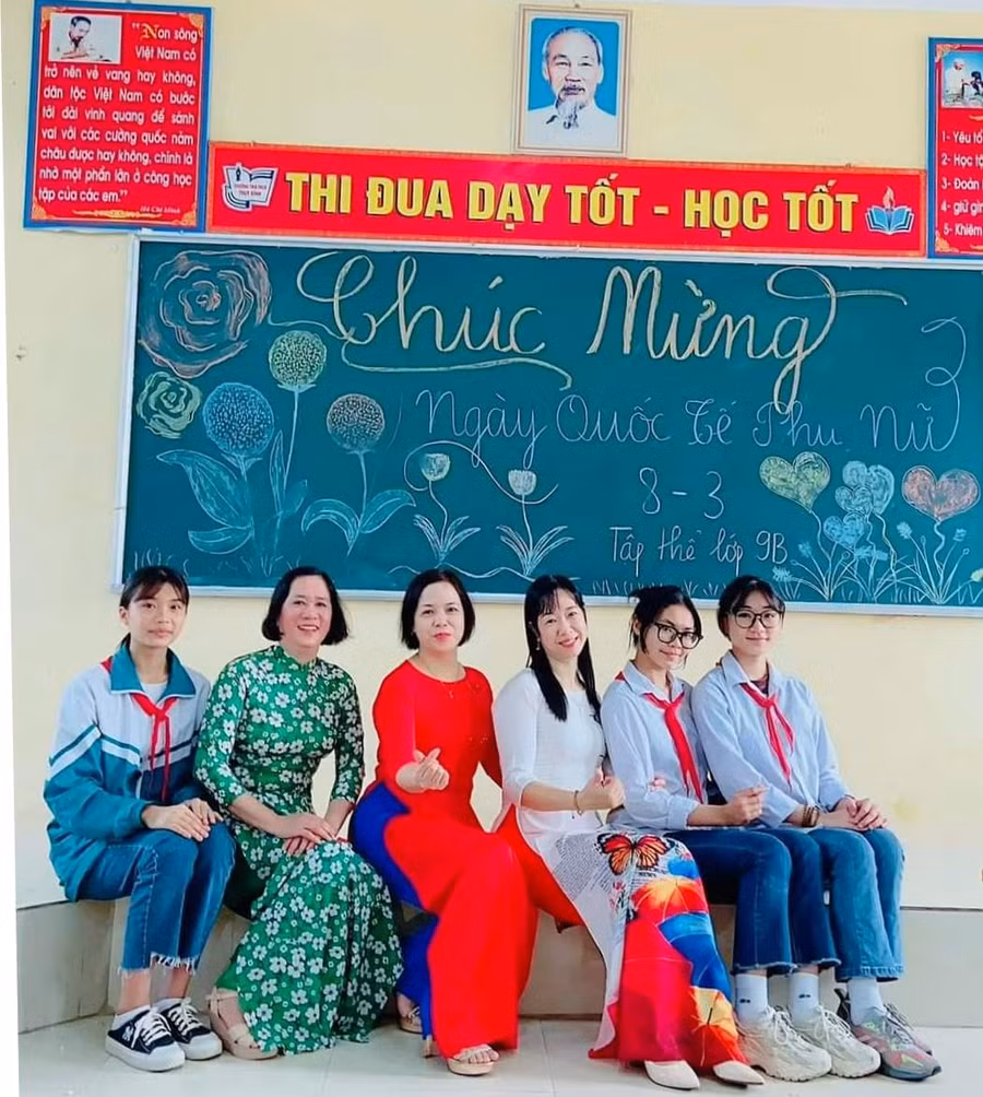 Học sinh thêm hứng thú khi các cô giáo mặc áo dài lên lớp. Ảnh: TB.