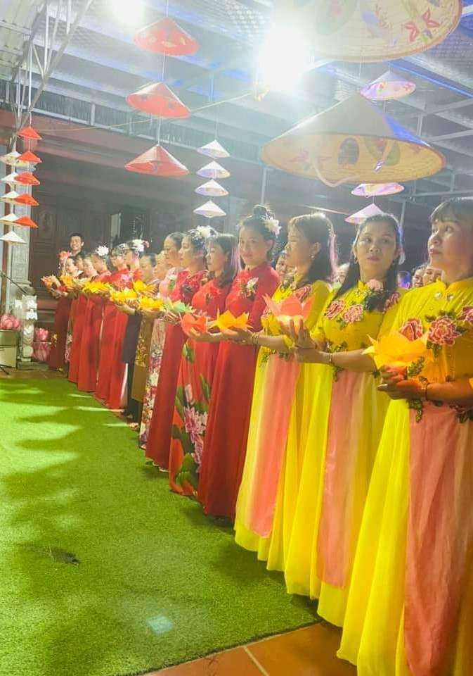 Đời sống khá giả nên các bà, các mẹ diện áo dài và tham gia các hội nghị, dịp lễ hội, dân vũ… Ảnh: TB.