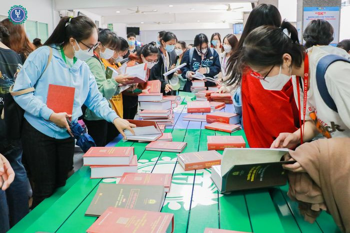 Sinh viên Trường Đại học Luật TPHCM trong một ngày hội tặng sách, giáo trình tại trường. Ảnh: HCMULAW Sinh viên Trường Đại học Luật TPHCM trong một ngày hội tặng sách, giáo trình tại trường. Ảnh: HCMULAW