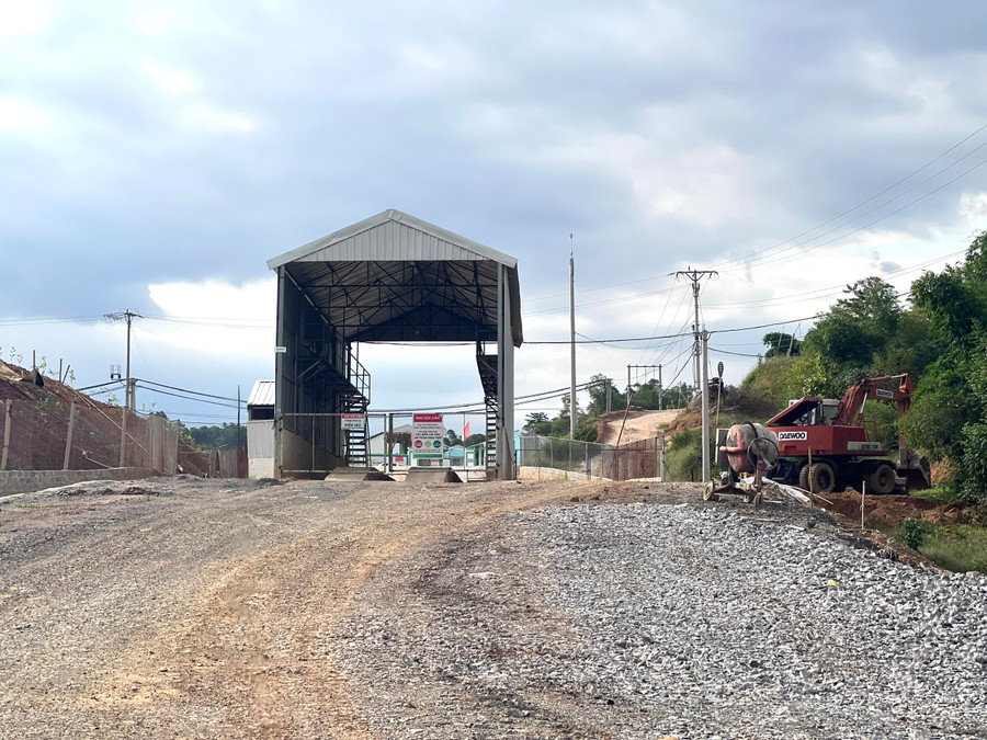 Khoảng cách giữa trang trại lợn và khu dân cư phố Oi, thị trấn Lang Chánh khoảng 500m. Khoảng cách giữa trang trại lợn và khu dân cư phố Oi, thị trấn Lang Chánh khoảng 500m.