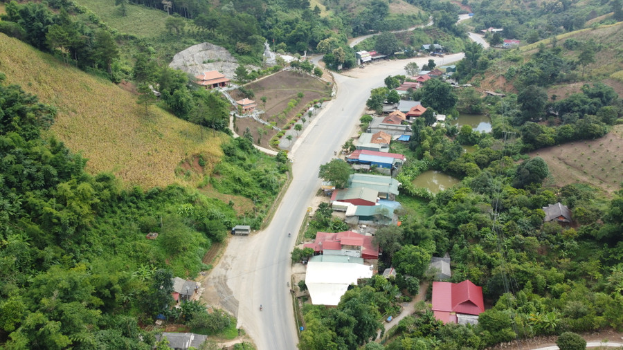 Các hộ dân sinh sống ở bản Cò Nòi nằm trong Dự án xây dựng Khu di tích lịch sử Ngã 3 Cò Nòi nhìn từ trên cao. Các hộ dân sinh sống ở bản Cò Nòi nằm trong Dự án xây dựng Khu di tích lịch sử Ngã 3 Cò Nòi nhìn từ trên cao.